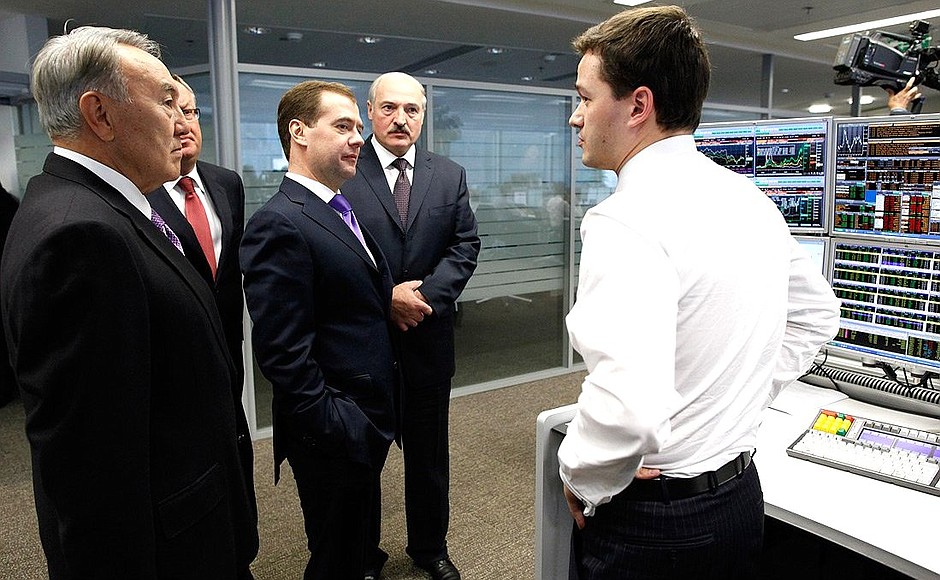 Visiting VTB Capital dealing centre. With President of Kazakhstan Nursultan Nazarbayev, VTB Bank Chairman and CEO Andrei Kostin and Belarus President Alexander Lukashenko.