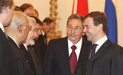 C Председателем Государственного совета и Совета министров Республики Куба Раулем Кастро. Перед российско-кубинскими переговорами в расширенном составе.