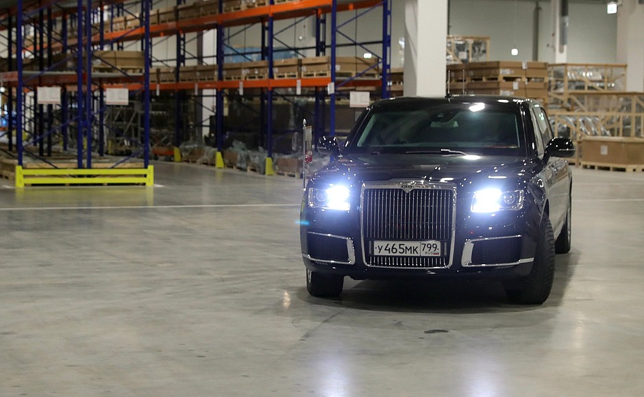 Vladimir Putin arrives at the Mercedes-Benz plant in a Russian Aurus limousine.