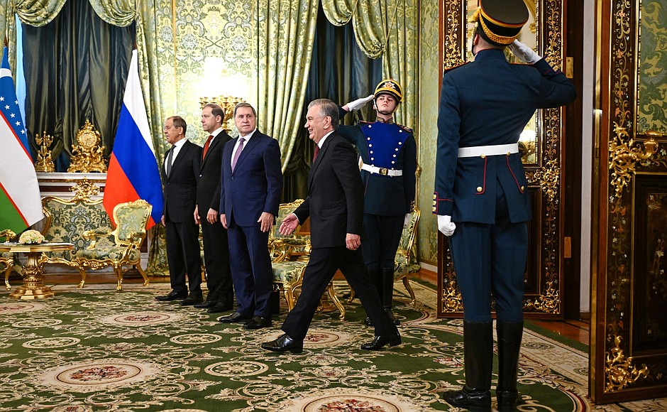 Президент Республики Узбекистан Шавкат Мирзиёев перед началом российско-узбекистанских переговоров в узком составе.
