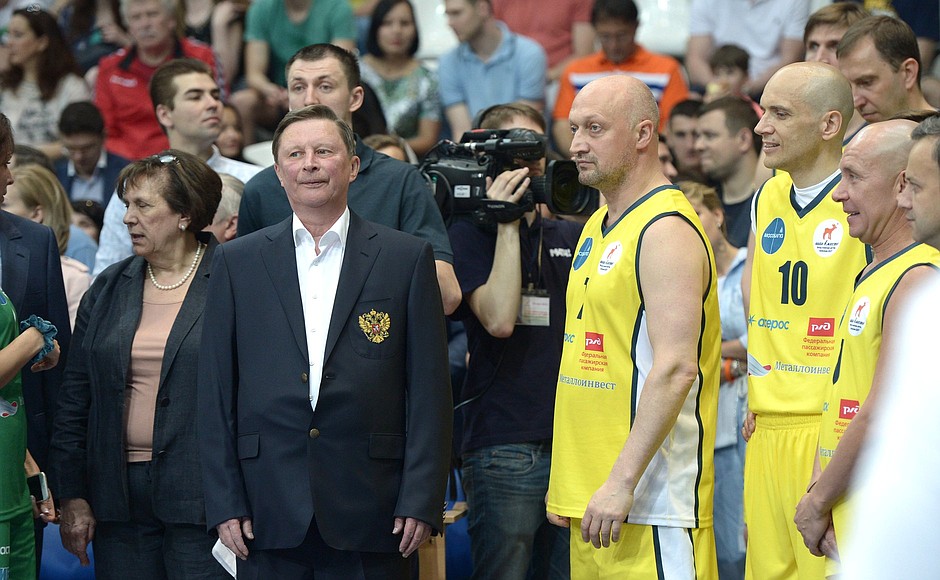 С учредителем благотворительного фонда «Шаг вместе» Гошей Куценко перед началом товарищеского матча по баскетболу.