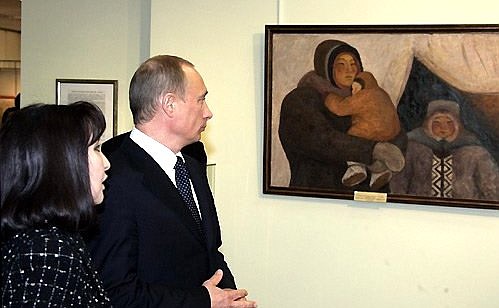 Осмотр экспозиции Национального художественного музея Якутии. Слева – директор музея Ася Габышева.