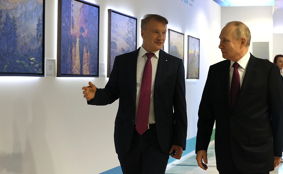At the exhibition Applied Technologies of Artificial Intelligence. Sberbank President and Board Chairman German Gref provides explanations.