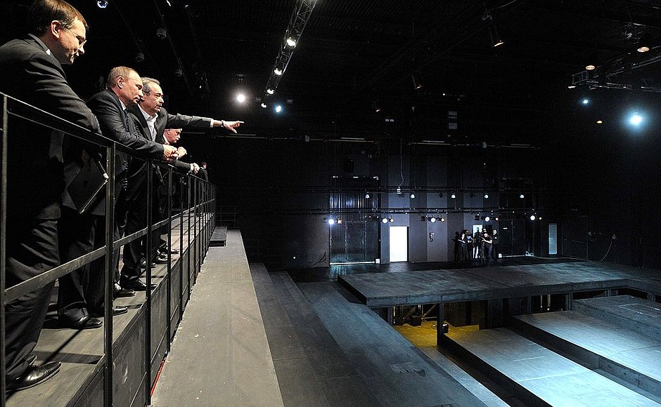 Посещение Александринского театра. Владимир Путин осмотрел новую сцену-трансформер со зрительным залом на 300 человек.