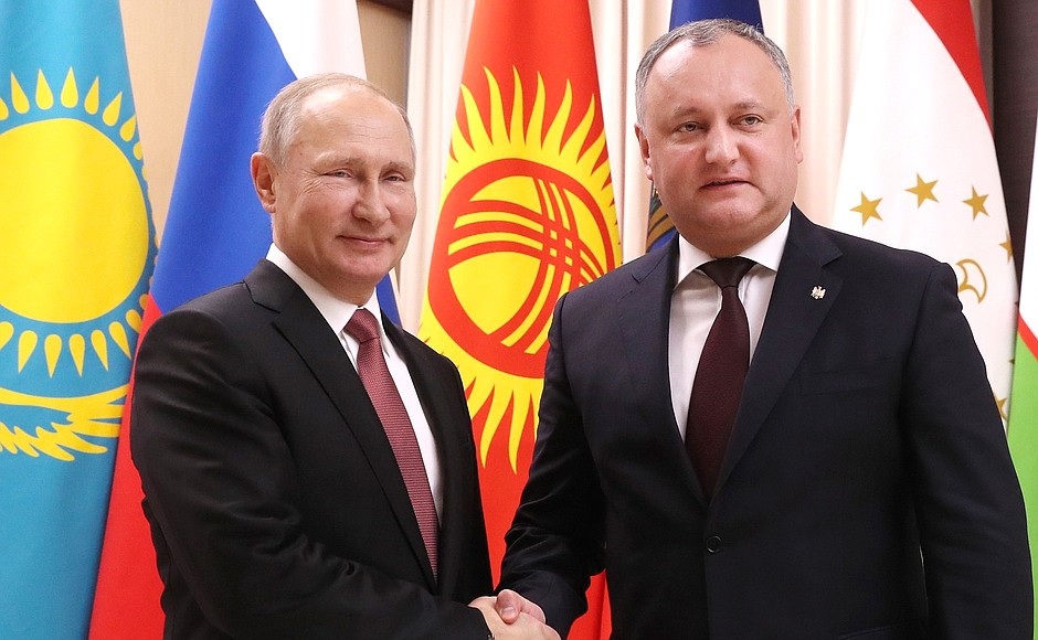 With President of Moldova Igor Dodon before the informal meeting of CIS heads of state.
