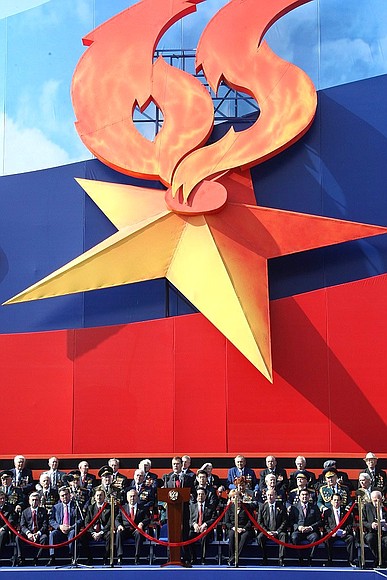 Выступление на военном параде, посвящённом 65-летию Победы в Великой Отечественной войне.