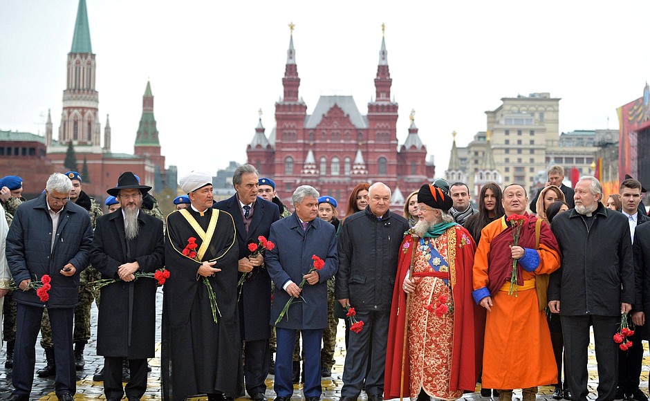 Представители традиционных конфессий, общественных и военно-патриотических организаций перед возложением цветов к памятнику Кузьме Минину и Дмитрию Пожарскому на Красной площади.