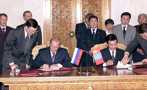 President Putin and Mongolian President Natsagiyn Bagabandi signing a joint declaration.
