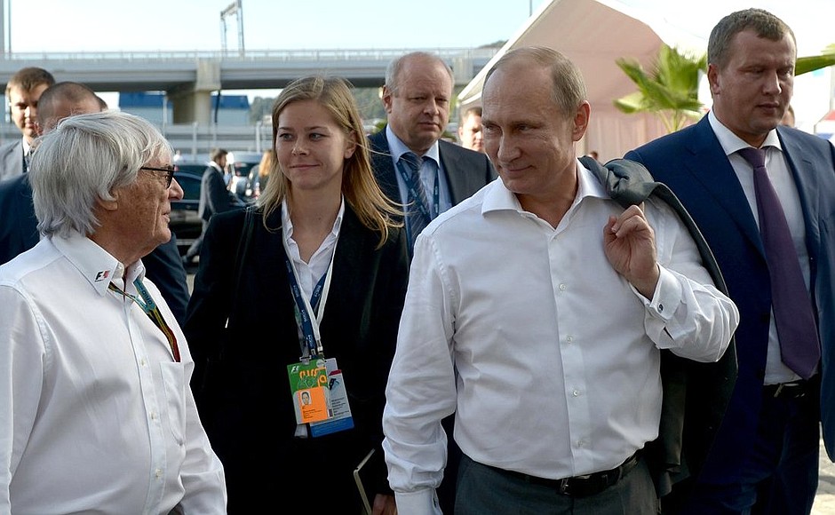 Перед началом российского этапа чемпионата мира «Формулы-1». С президентом «Формулы-1» Берни Экклстоуном.