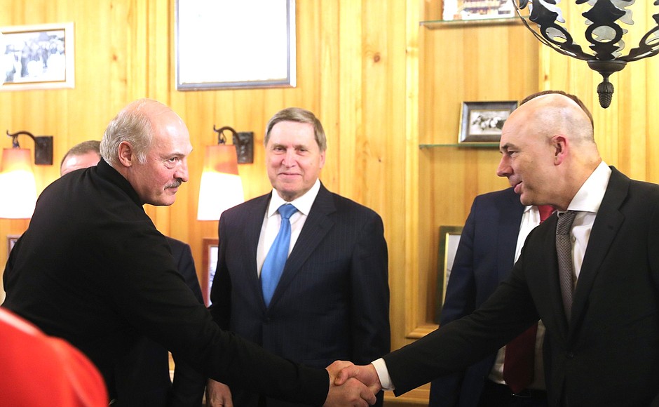 Беседа с Президентом Республики Беларусь Александром Лукашенко продолжилась в неформальной обстановке.