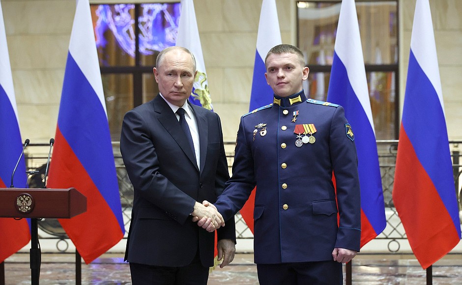 At the ceremony for presenting Gold Star medals of the Hero of Russia to participants in the special military operation who distinguished themselves in combat operations. With Junior Sergeant Vyacheslav Matskevich.