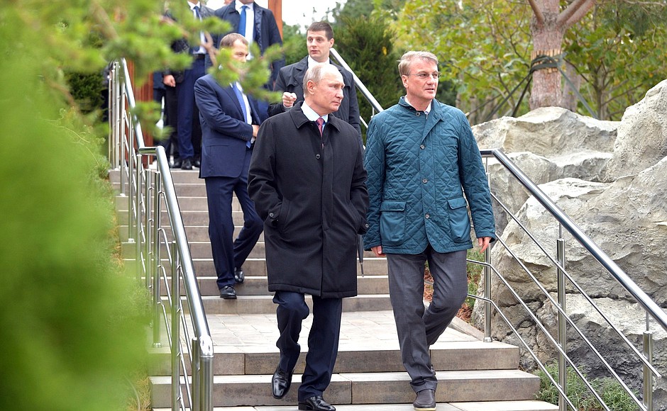 Во время осмотра территории гостиничного комплекса «Мрия». С президентом, председателем правления Сбербанка России Германом Грефом.