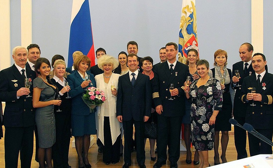 Члены экипажа самолёта «Ту-154» с родными и близкими после церемонии награждения.