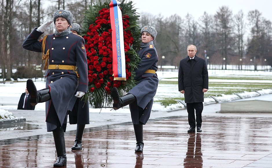 To mark the 80th anniversary of breaking the siege of Leningrad, Vladimir Putin took part in a wreath-laying ceremony at the Motherland monument at the Piskaryovskoye Memorial Cemetery.