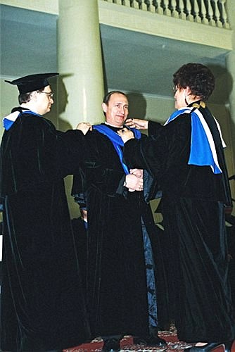 At a ceremony of receiving the gown of honorary member of the law department\'s academic council.