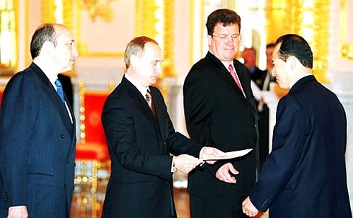 Верительную грамоту Президенту вручил посол Республики Корея в России Ли Джэ Чун.