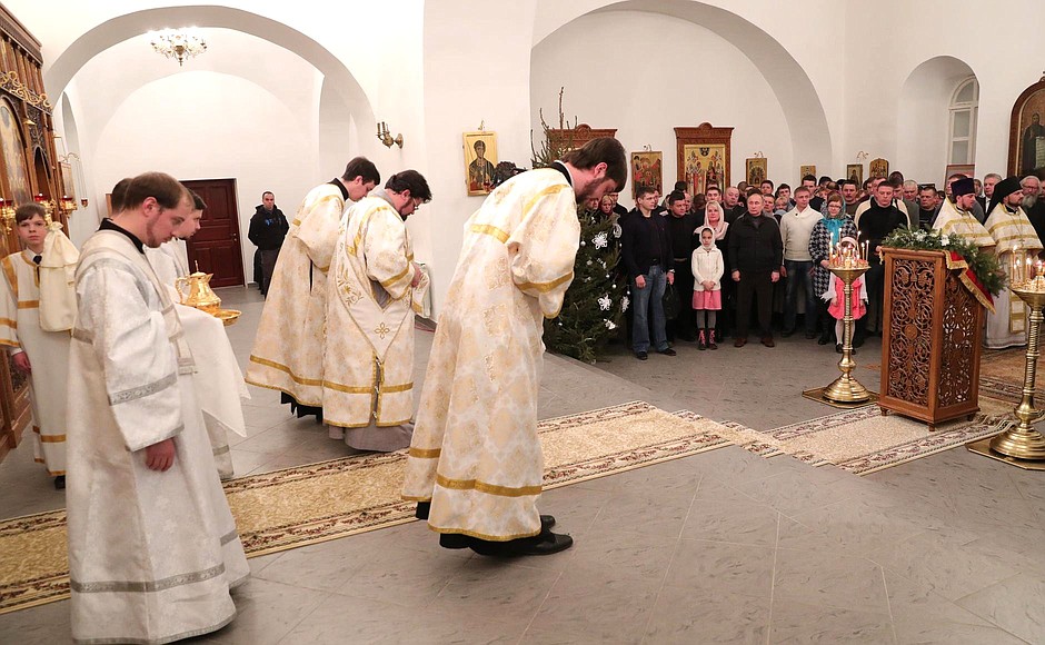 Владимир Путин присутствовал на праздничном богослужении в Спасском соборе Свято-Юрьева монастыря.