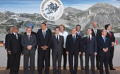 Participants in the working session of the G8 heads of state, with participation by representatives from Brazil, Egypt, India, China, Mexico, and the Republic of South Africa.