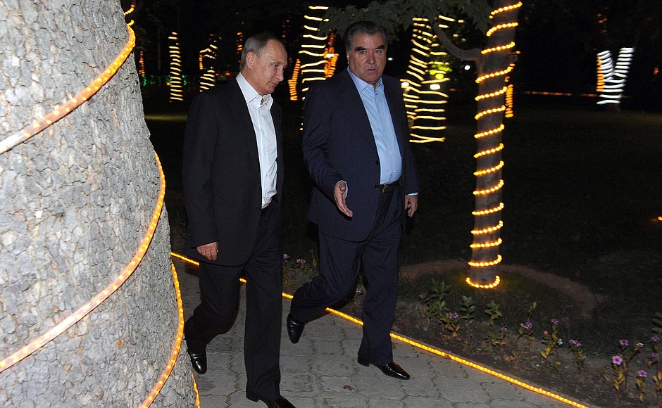 Прогулка по резиденции «Кохи Сомон». C Президентом Таджикистана Эмомали Рахмоном.