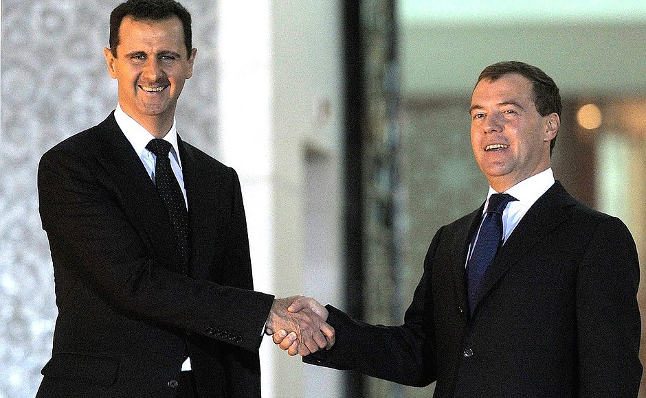 С Президентом Сирии Башаром Асадом перед началом встречи в дворцовом комплексе «Каср аш-Шааб».