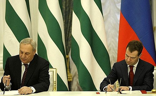 С Президентом Абхазии Сергеем Багапшем во время подписания соглашения о совместных усилиях в охране государственной границы республики.
