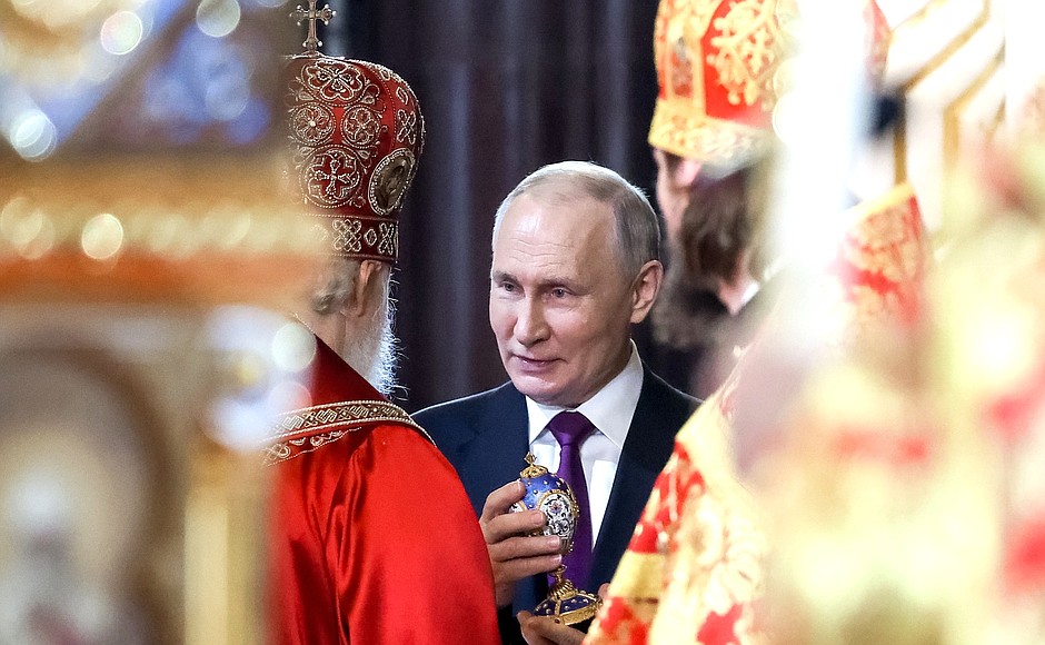 В ходе праздничной службы в храме Христа Спасителя Владимир Путин и Патриарх Московский и всея Руси Кирилл обменялись пасхальными подарками.