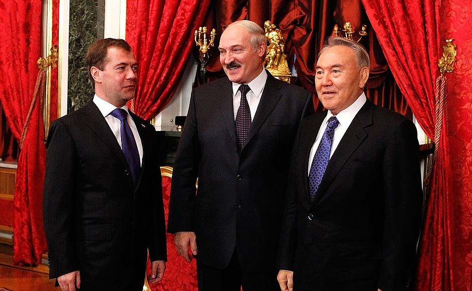 Before the meeting of the Supreme Governing Body of the Customs Union. With President of Belarus Alexander Lukashenko (centre) and President of Kazakhstan Nursultan Nazarbayev.