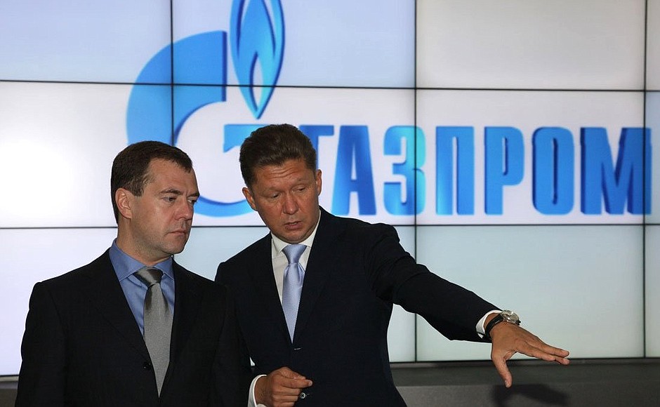 Осмотр стенда «Газпрома», компании-партнёра Петербургского международного экономического форума. С председателем правления компании «Газпром» Алексеем Миллером.