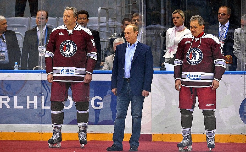 With Defence Minister Sergei Shoigu (right) and two-time Olympic champion, honoured master of sports of the USSR and honoured coach of Russia Alexander Yakushev before the award ceremony for winners of the National Amateur Ice Hockey Teams’ Festival.