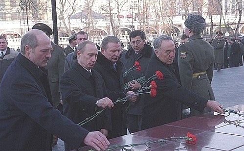 Президенты России, Белоруссии, Украины и Казахстана возложили венки к Вечному огню у могилы Неизвестного солдата.