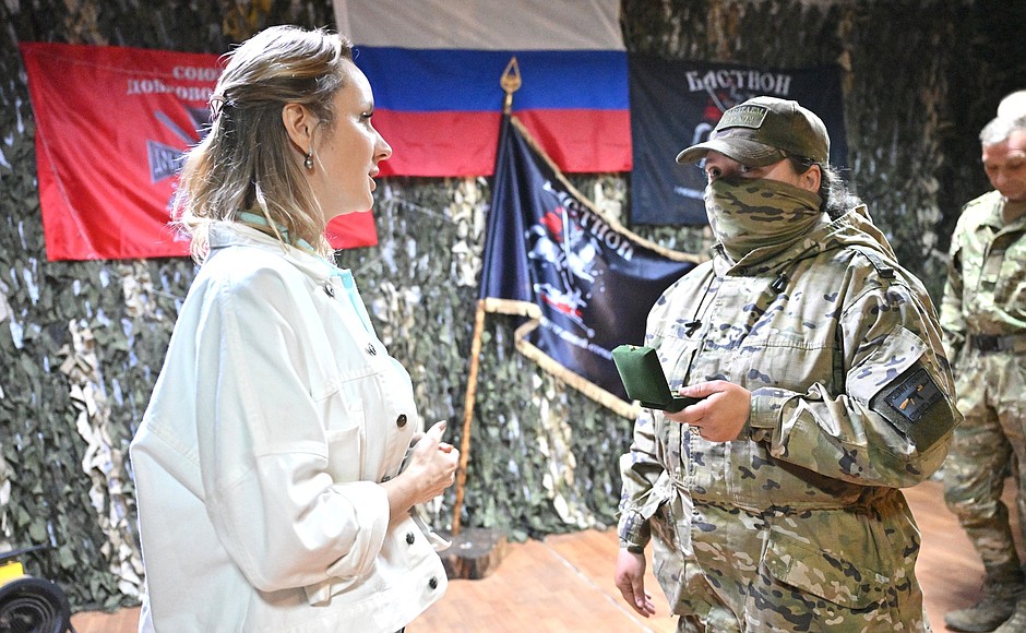 Мария Львова-Белова впервые вручила нагрудный знак «Защитник семьи и детей» бойцам в Донецкой Народной Республике.