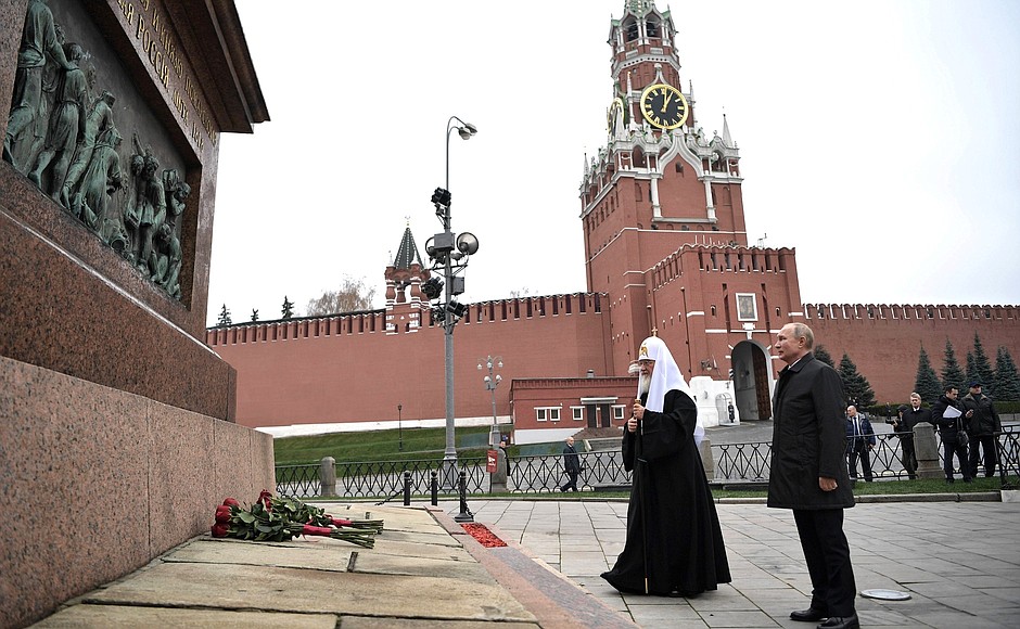 Vladimir Putin laid flowers at the monument to Kuzma Minin and Dmitry Pozharsky. With Patriarch Kirill of Moscow and All Russia.