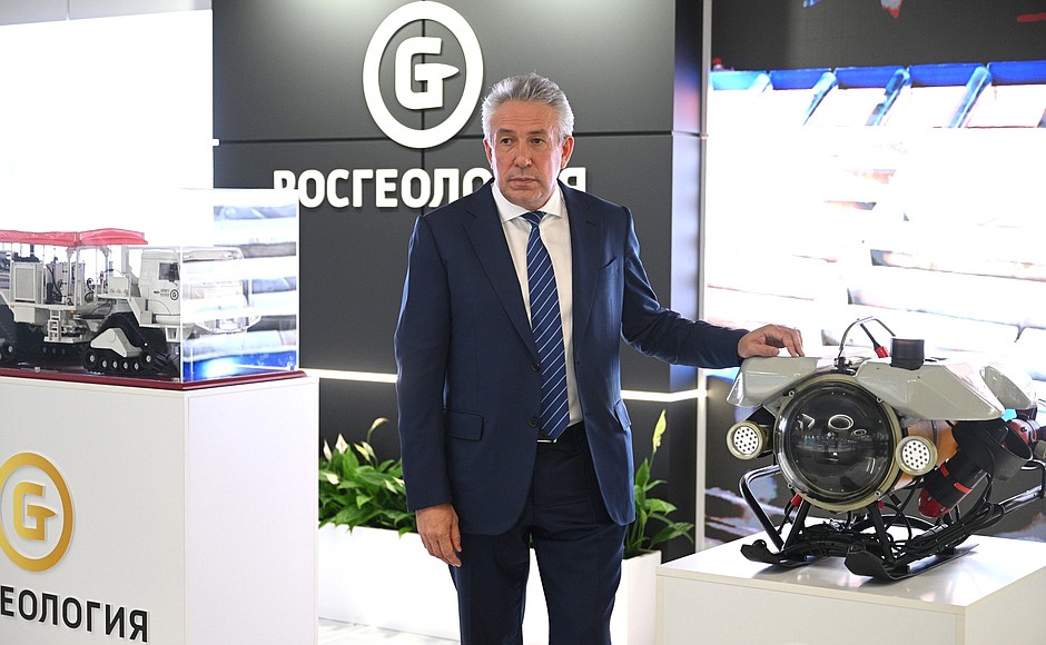 RosGeo Chairman of the Board Sergei Gorkov during a visit to the exhibition at the Intelligent Electronics – Valdai ISTC.
