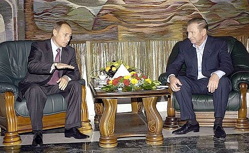 President Putin talking with Ukrainian president Leonid Kuchma.