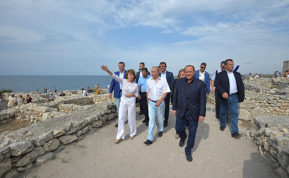 Во время осмотра территории национального заповедника «Херсонес Таврический». С экс-председателем Совета министров Италии Сильвио Берлускони.