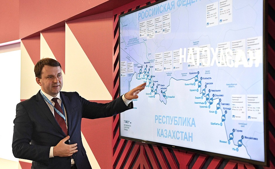 At the information stand on the programme for Russia-Kazakhstan border checkpoint cooperation. Russia’s Minister of Economic Development Maxim Oreshkin gives explanations.