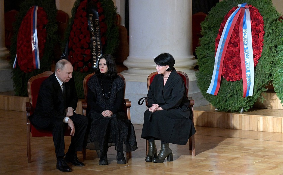 Прощание с Председателем Верховного Суда Вячеславом Лебедевым. Владимир Путин выразил соболезнования родным покойного – внучке Анастасии Рубан (в центре) и дочери Инне Рубан.