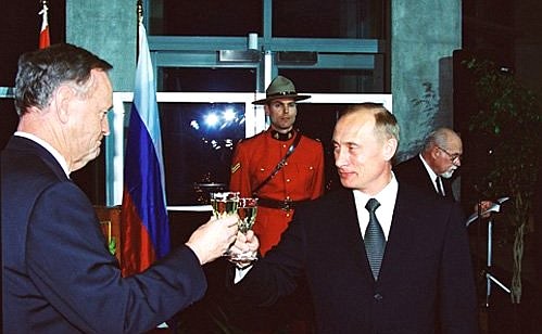 Canadian Prime Minister Jean Chretien giving an official dinner in honour of President Putin.