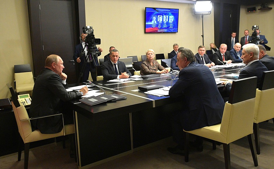 Meeting on flood relief measures in Irkutsk Region and the Far East.