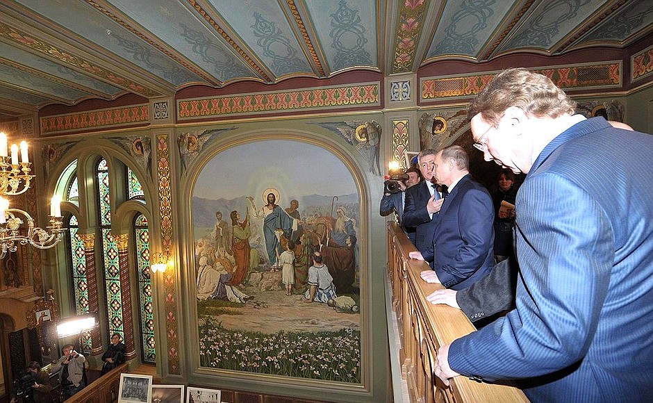 В домовой церкви Святого Николая Чудотворца во время посещения Дома ветеранов сцены имени М.Г.Савиной.