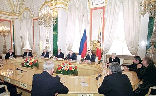 Встреча с видными деятелями российского и мирового театра по случаю проведения в Москве III Всемирной театральной олимпиады.