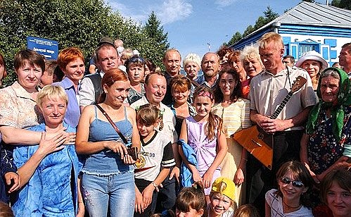 С жителями села Сростки.