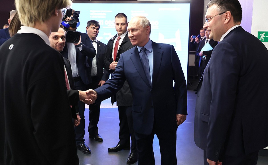 Before the meeting of the supervisory board of the Movement of the First national child and youth movement Vladimir Putin visited the Mashuk Knowledge Centre.
