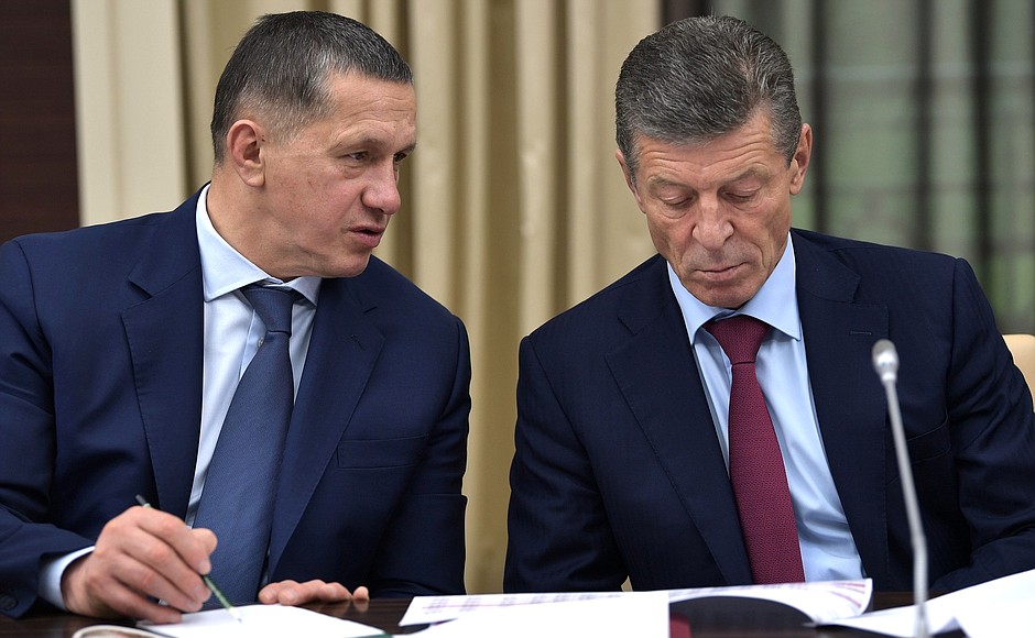 Deputy Prime Minister and Presidential Plenipotentiary Envoy to the Far Eastern Federal District Yury Trutnev and Deputy Prime Minister Dmitry Kozak prior to the meeting with Government members.