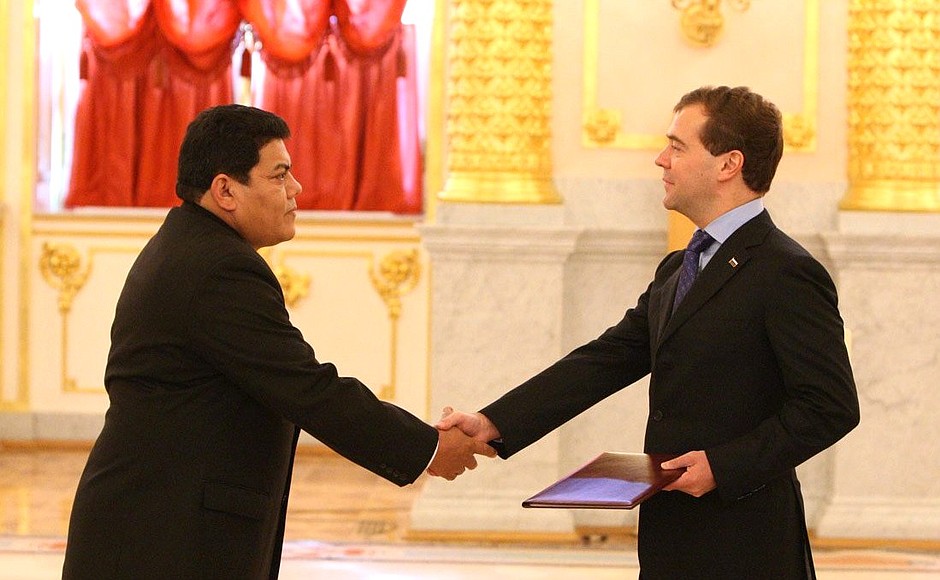 Верительную грамоту вручает посол Республики Никарагуа Луис Альберто Молина Куадра.