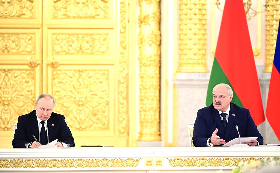 С Президентом Республики Беларусь Александром Лукашенко в ходе заседания Высшего Государственного Совета Союзного государства России и Белоруссии.