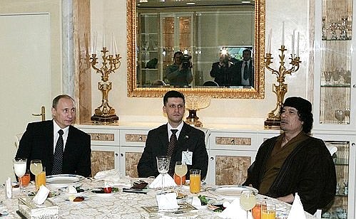 С лидером ливийской революции Муамаром Каддафи (справа) во время неформального завтрака. .