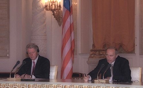 С Президентом США Биллом Клинтоном во время совместной пресс-конференции по итогам российско-американских переговоров.