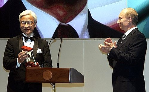 Doctor Yoshikawa Masaji (Japan) receives the Global Energy Prize 2006 for the development of scientific and engineering foundation for building the International Thermonuclear Reactor (ITER project).