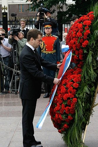 МОСКВА, АЛЕКСАНДРОВСКИЙ САД. Церемония возложения венка к Могиле Неизвестного солдата у Кремлёвской стены.